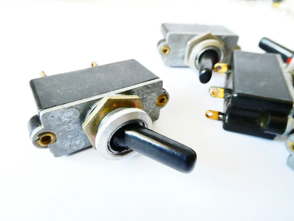 SET 15 ks Plastový elektro kolík zelený a červený - vše, co je na foto