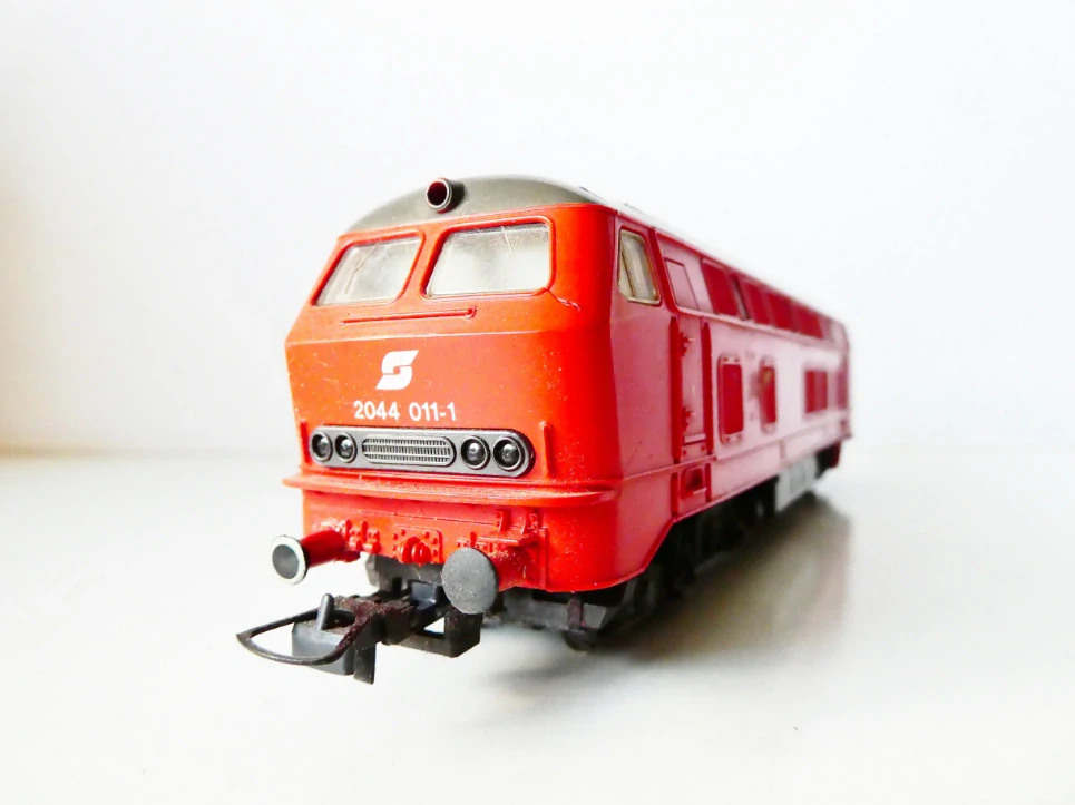 H0 ROCO Dieselová lokomotiva BR 2044 011-1 ÖBB OSVĚTLENÁ PĚKNÝ STAV