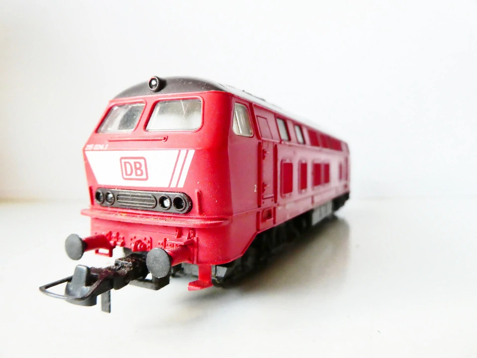 H0 ROCO Dieselová lokomotiva BR 215 024-1 DB OSVĚTLENÁ  (NA SERVIS - JEDE RYCHLE, ale klepe se)