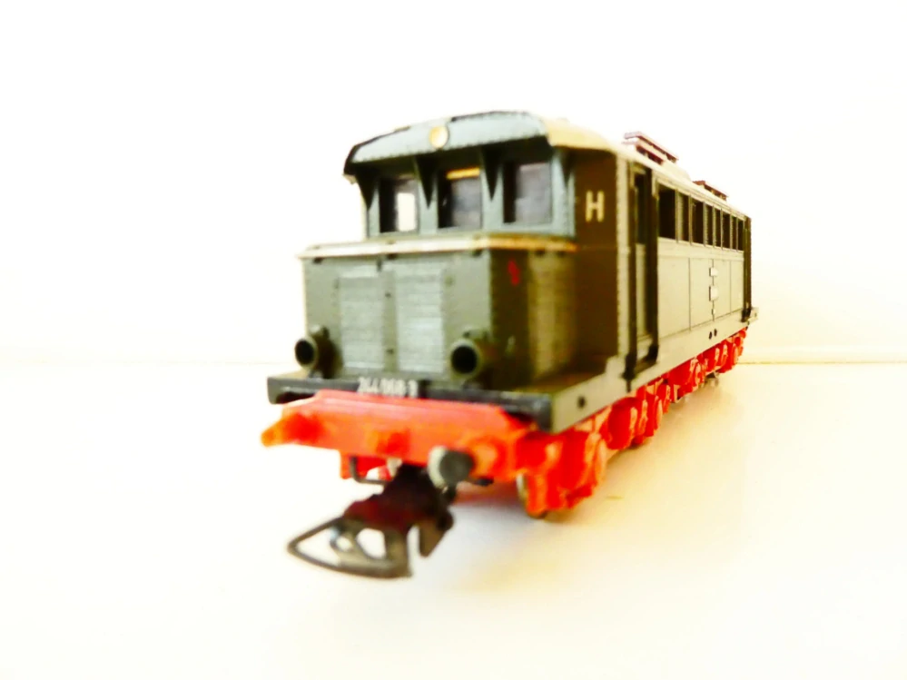 H0 PIKO Elektrická lokomotiva BR 244 068-3 DR NA OPRAVU NEBO NÁHRADNÍ DÍLY (motor funkční)