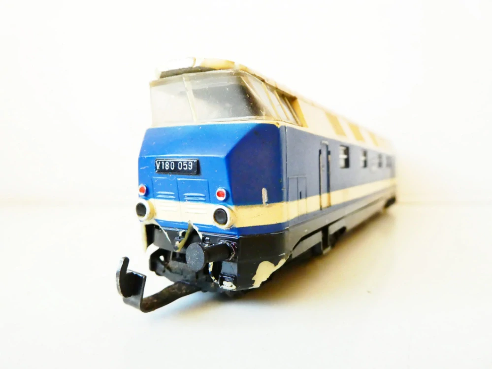 H0 GÜTZOLD Dieselová lokomotiva V 180 059 DR NA RENOVACI NEBO NÁHRADNÍ DÍLY (lokomotiva jede)