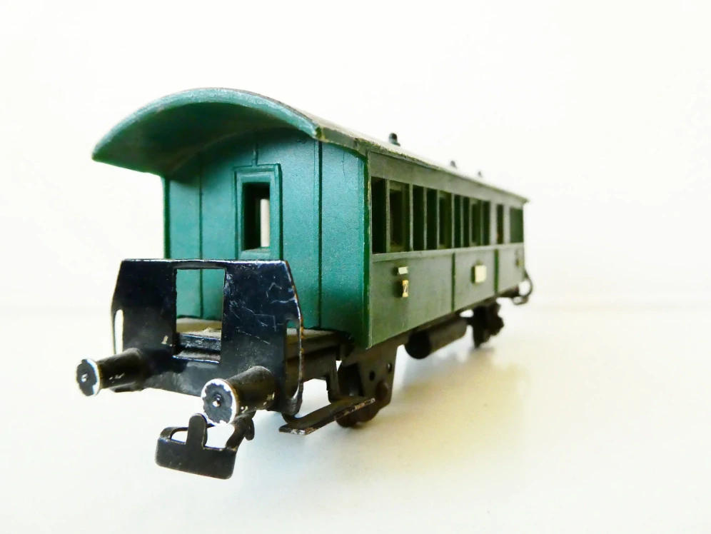 H0 Osobní vůz 2. tř. (chybí krytky na kolech, přemalované logo)