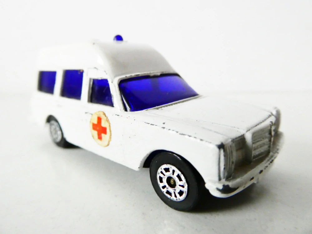 CORCI JUNIORS - Automobil SANITKA MERCEDES BENZ 2200 BINZ AMBULANCE Made in Britain