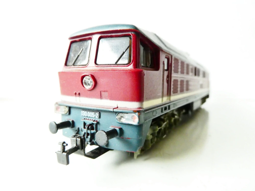 H0 PIKO Dieselová lokomotiva BR 130 005-2 DR OSVĚTLENÁ PĚKNÝ STAV