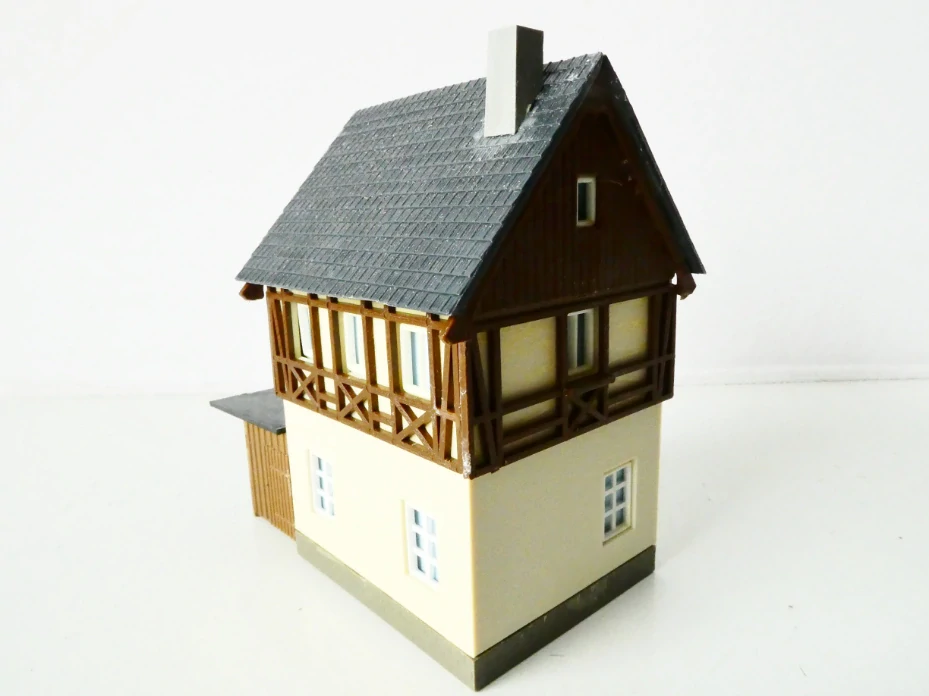 TT Hrázděný patrový dům s kůlnou