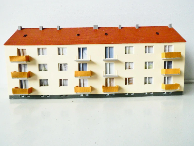 TT AUHAGEN Panelový dům PĚKNÝ STAV (části zábradlí balkónů přiloženy - viz poslední foto)