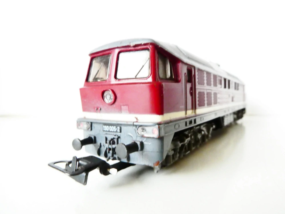 H0 PIKO Dieselová lokomotiva BR 130 005-2 CCCP DR OSVĚTLENÁ PĚKNÝ STAV