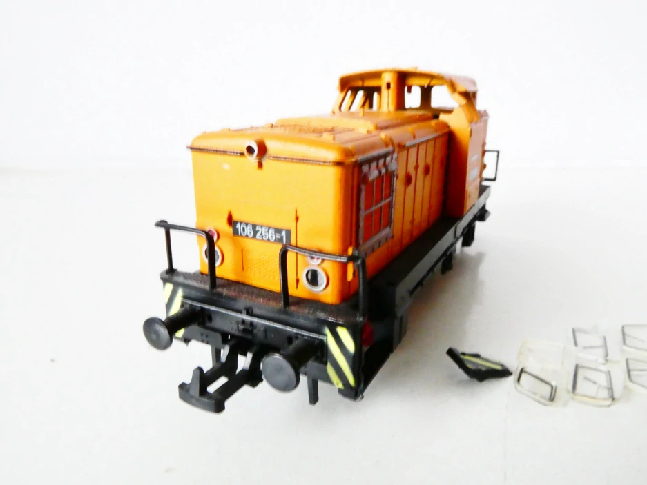 H0 PIKO Dieselová lokomotiva BR 106 256-1 DR NA RENOVACI