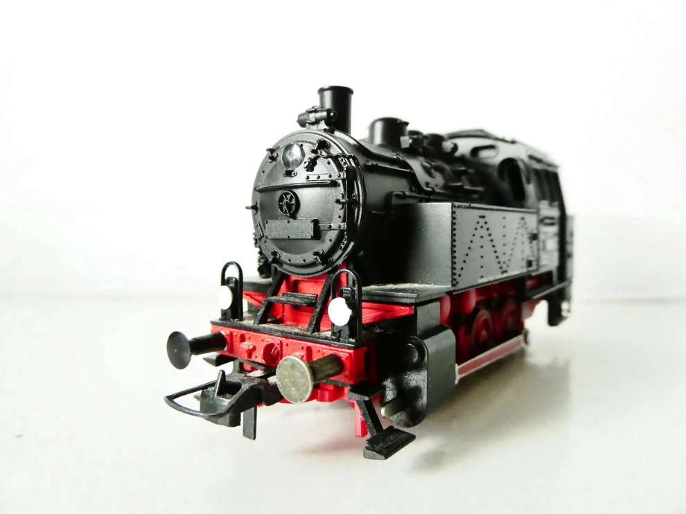 H0 ROCO Parní lokomotiva BR 80 014 DR NA SERVIS (JEDE, ALE KOUŘÍ SE ZESPODU OD KOL)