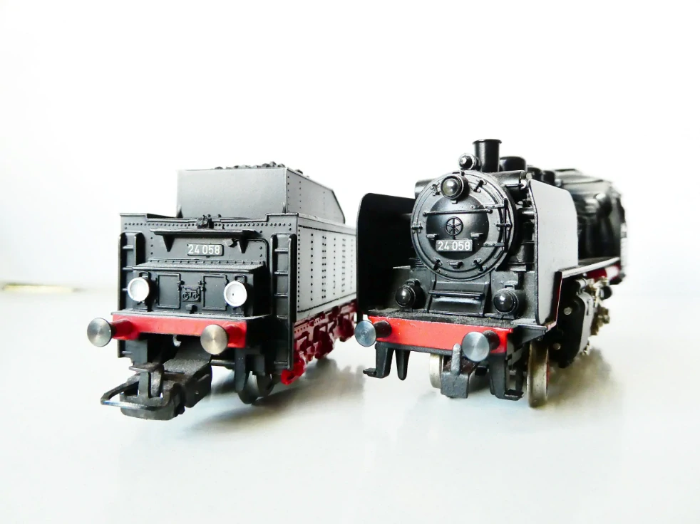 H0 MÄRKLIN Parní lokomotiva s tendrem BR 24 058 DR OSVĚTLENÁ PĚKNÝ STAV