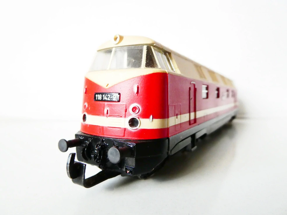 H0 GÜTZOLD Dieselová lokomotiva BR 118 142-9 DR OSVĚTLENÁ (NA OPRAVU, NEJEDE, POUZE SVÍTÍ)