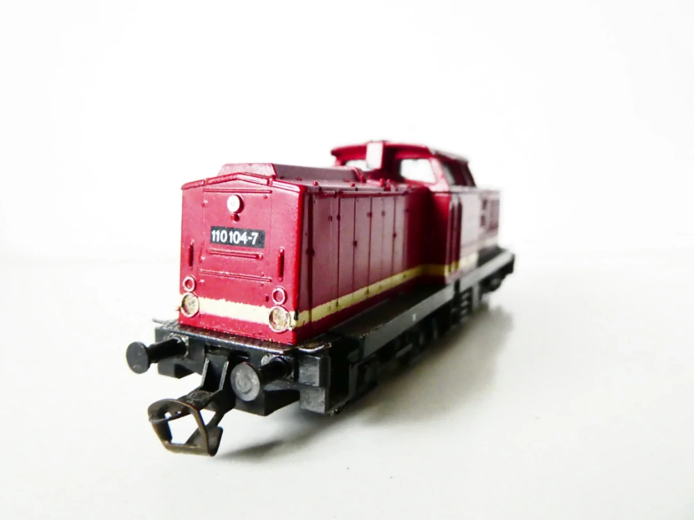 TT BTTB Dieselová lokomotiva BR 110 104-7 DR NA SERVIS (v jednom směru jede pomaleji)