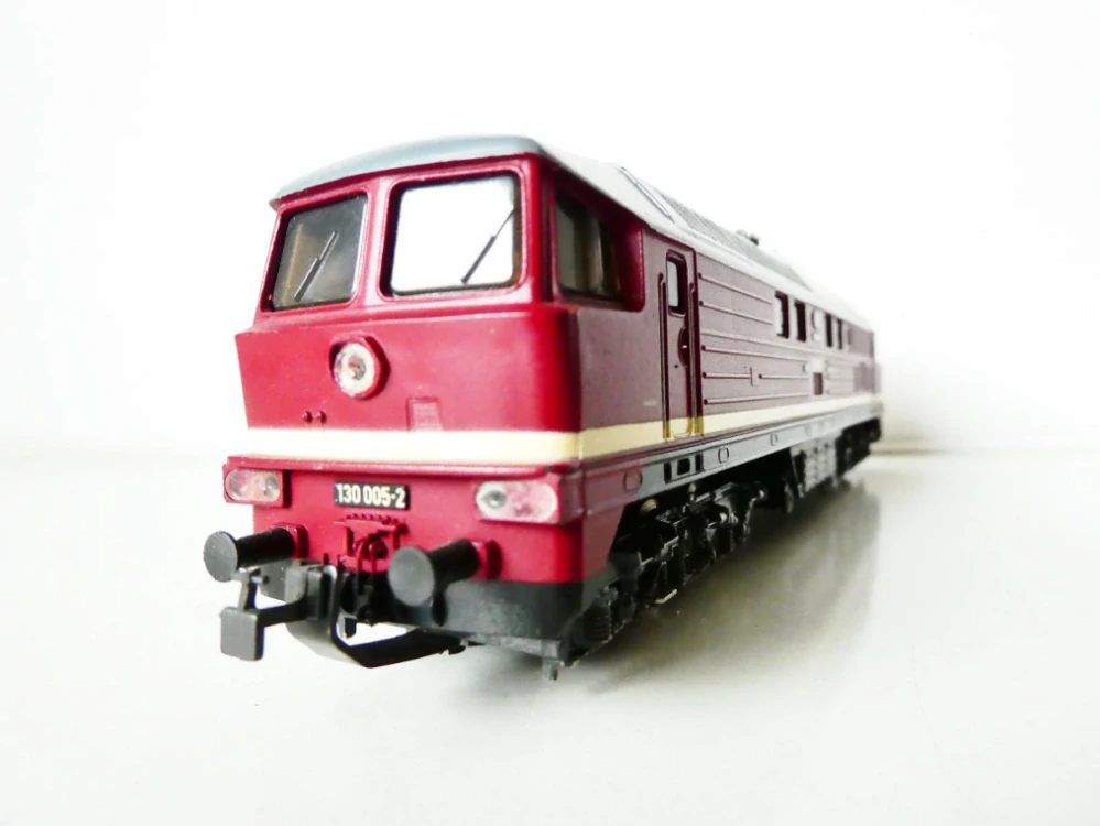 H0 PIKO Dieselová lokomotiva BR 130 005-2 CCCP DR OSVĚTLENÁ PĚKNÝ STAV