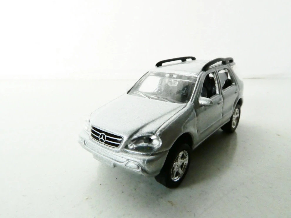 H0 Osobní automobil MERCEDES stříbrný PĚKNÝ STAV