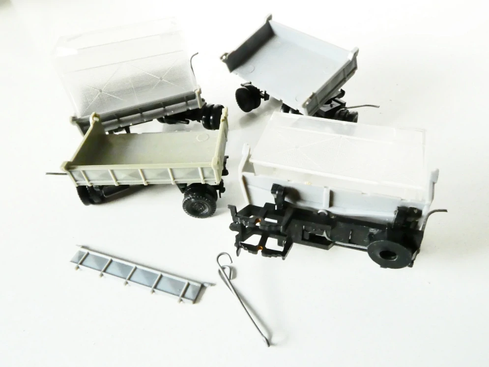 H0 SET 4 ks Přívěs za automobil - samovýklopný NA RENOVACI