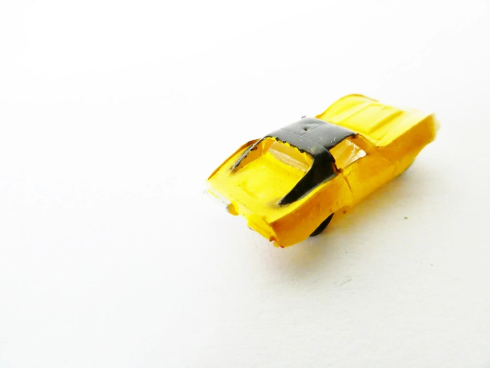 N BACHMANN Osobní automobil žlutý s černou střechou