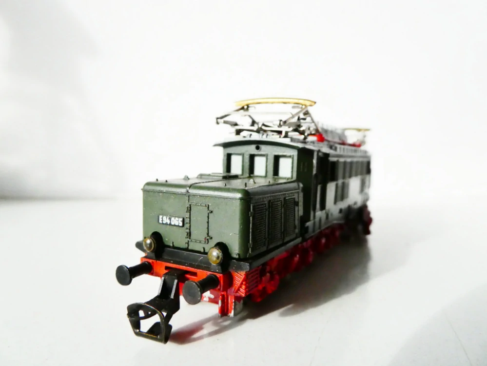 TT BTTB Elektrická lokomotiva E 94 065 DR OSVĚTLENÁ PĚKNÝ STAV