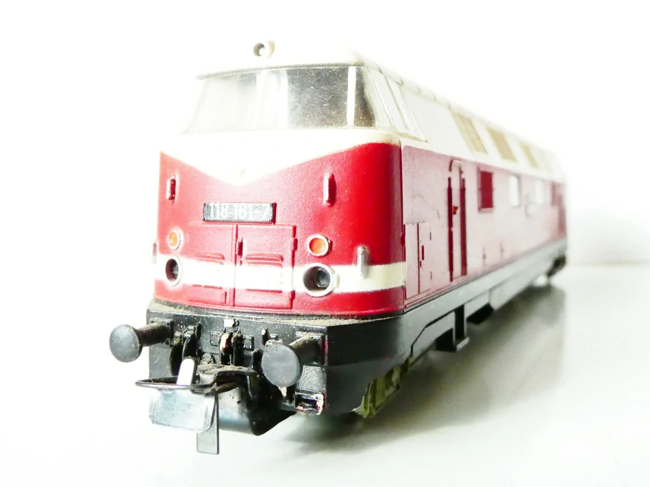 H0 PIKO Dieselová lokomotiva BR 118 181-7 DR OSVĚTLENÁ PĚKNÝ STAV