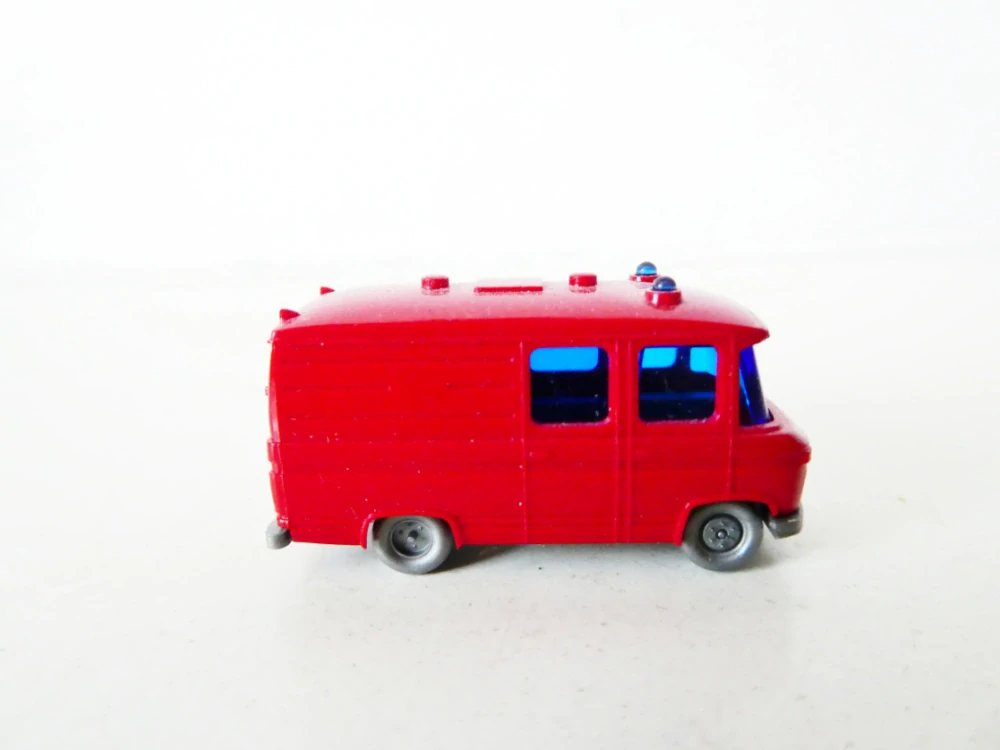 N Automobil Mercedes Benz Transporter červený s majáky TOP STAV