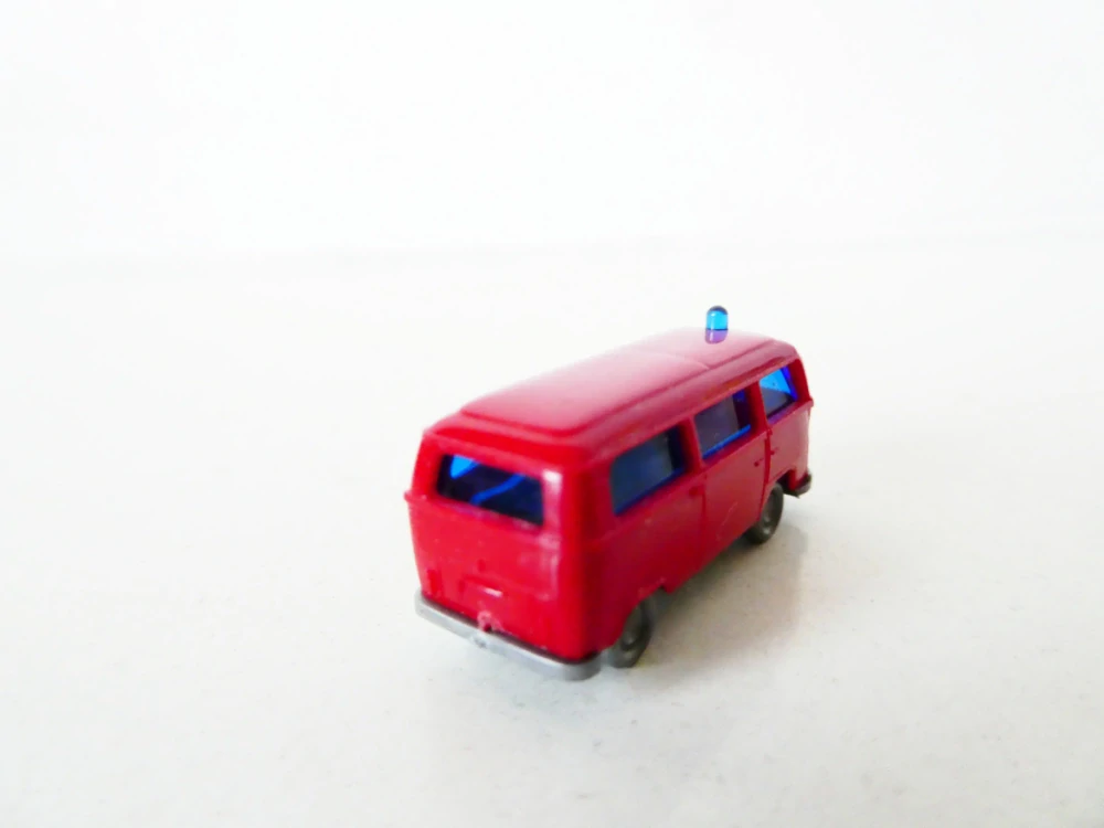 N Automobil VW Transporter červený s majákem TOP STAV