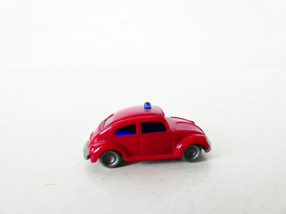 N Osobní automobil VW 1300 BROUK červený s majákem TOP STAV