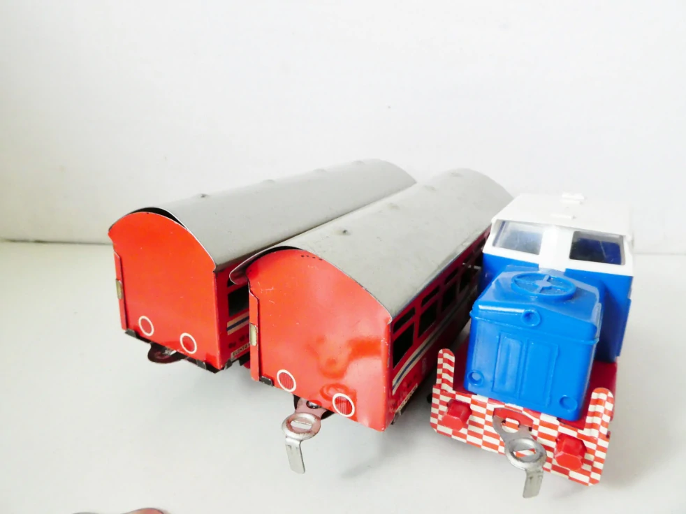 STADTILM Měřítko "S" - SET S KOLEJEMI - Dieselová lokomotiva "Rosnička" + 2 plechové osobní vozy + 12x oblouková kolej do kruhu HRAČKA NA KlÍČEK (klíček součástí) 70. léta FUNKČNÍ PĚKNÝ STAV