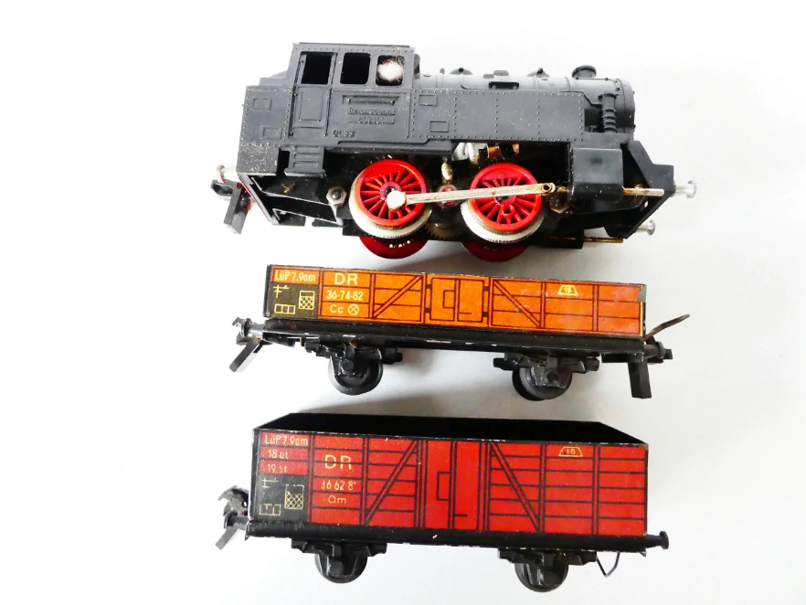 STADTILM Měřítko "S" - SET v originální krabici Parní lokomotiva 80 2101 Gt33 Reichsbahn + 2 plechové nákladní otevřené vozy + 12x kolej do kruhu + trafo - HRAČKA S TRAFEM NA PLOCHOU BATERII PĚKNÝ STAV