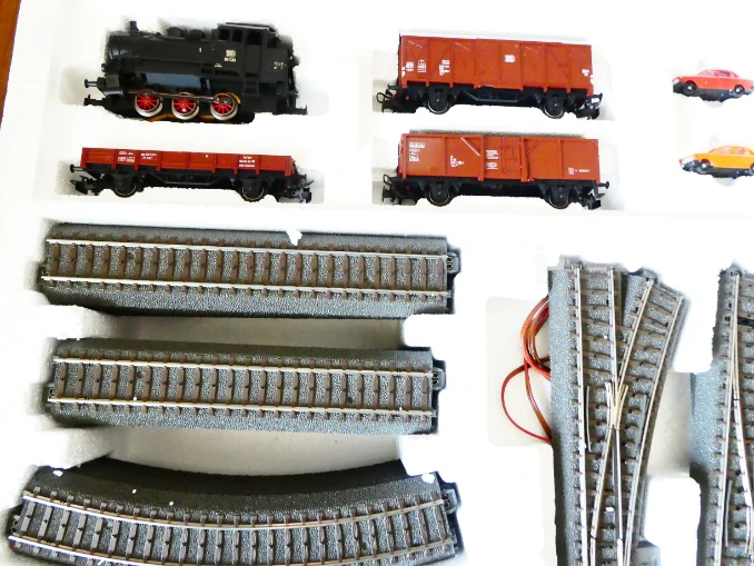 MÄRKLIN 29141 SET - Parní lokomotiva BR 80 039 DB + 3x vůz + 2x osobní automobil + koleje, výhybky + trafo v orig. krabici s návodem TOP STAV NEPOUŽÍVANÉ