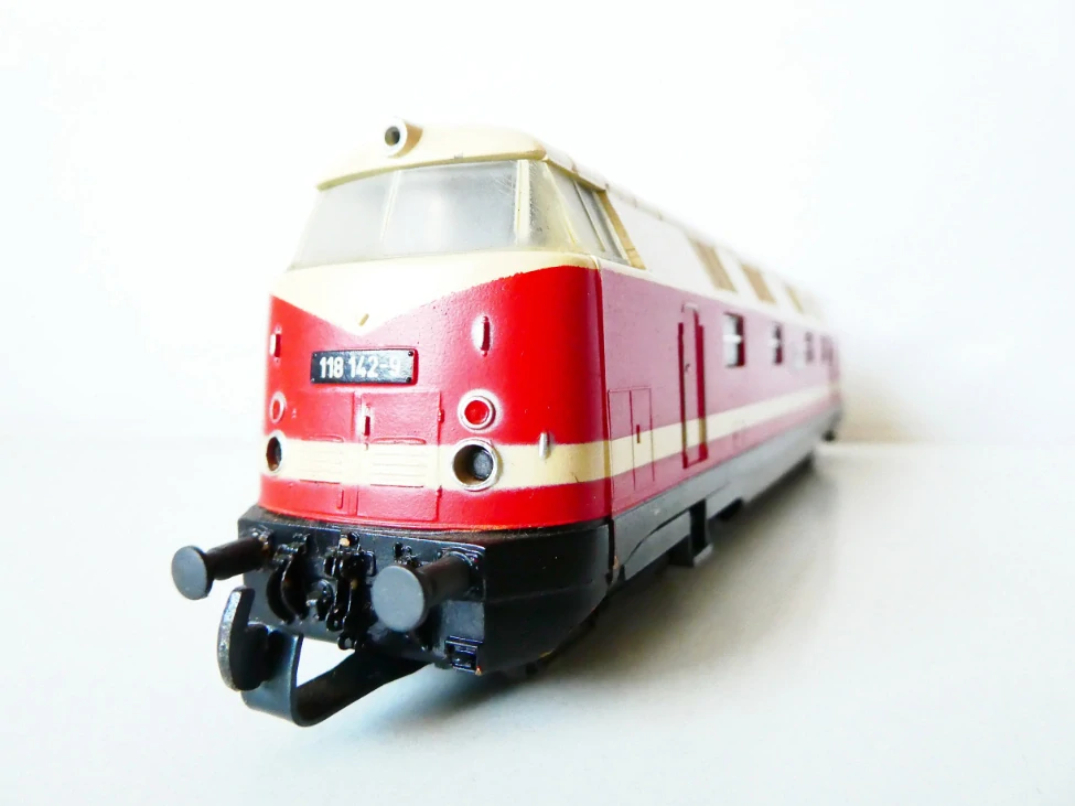 H0 GÜTZOLD Dieselová lokomotiva BR 118 142-9 DR OSVĚTLENÁ