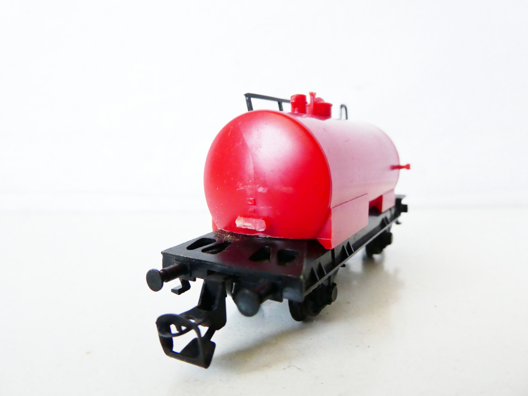 TT BTTB Cisternový vůz červený
