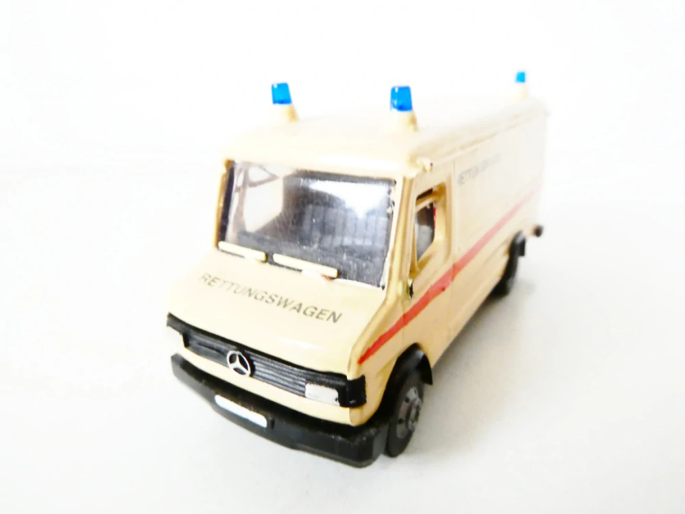H0 Praline Dodávka MB 507-D Ambulance PĚKNÝ STAV