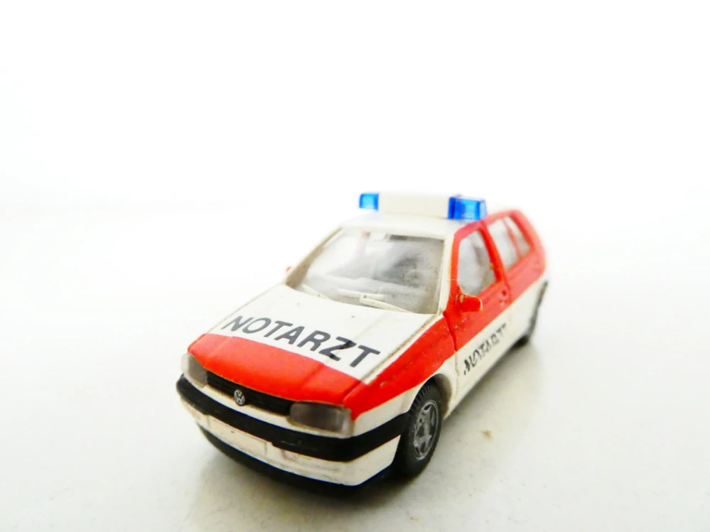 H0 Wiking Osobní automobil VW Golf Notarzt - pohotovost PĚKNÝ STAV