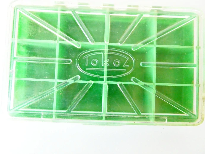 Plastový box TOKOZ s přihrádkami 14 x 8,5 x 2,5 cm