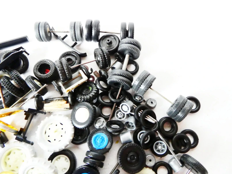 Náhradní kolečka k automobilům a další díly - většina H0 (vše, co je na foto)