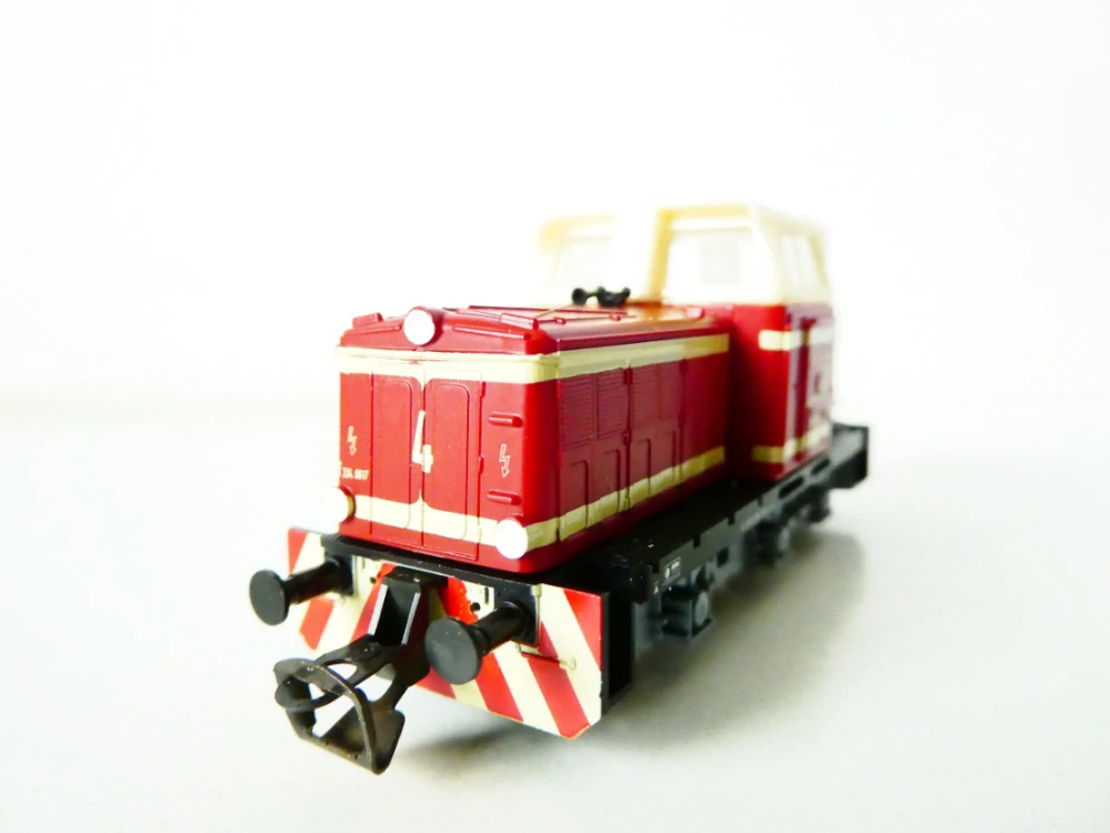 TT TILLIG 02611 Dieselová lokomotiva T334.0617 červená s krémovými pruhy „Chemiekombinates Schwarza" PRIVAT TOP STAV NEPOUŽITÁ v krabičce s doplňky a návodem