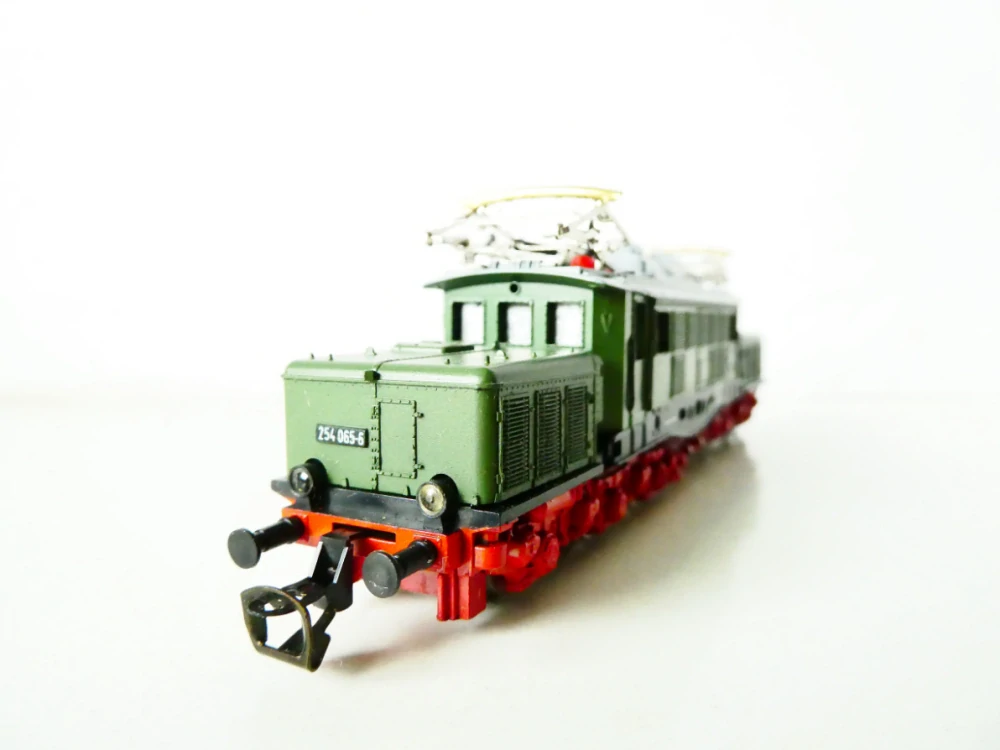 TT BTTB Elektrická lokomotiva BR 254 065-6 DR OSVĚTLENÁ TOP STAV v origilnální krabičce s návodem