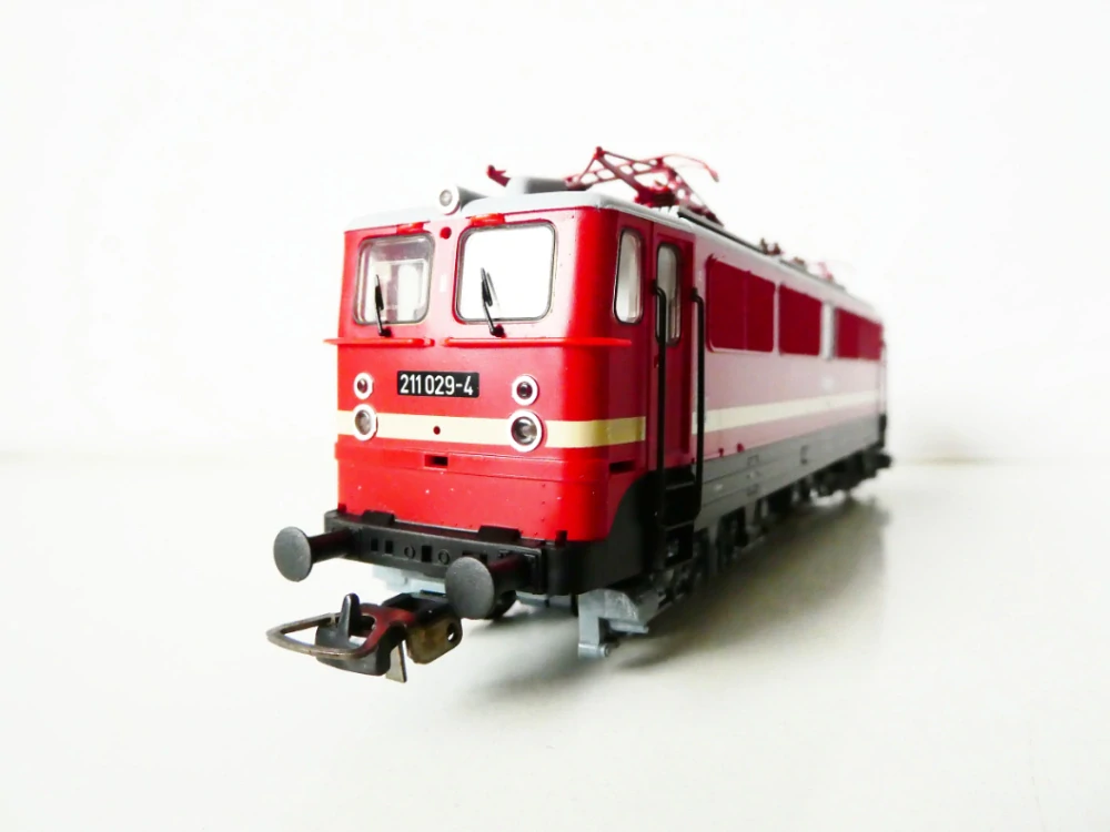 H0 NOVÉ PIKO 51033 Elektrická lokomotiva BR 211 029-4 DR OSVĚTLENÁ TOP STAV NEPOUŽITÁ v orig. krabičce s doplňky a návodem NOVÁ