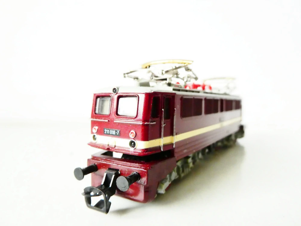 TT BTTB GÜTZOLD Elektrická lokomotiva E 211 018-7 DR OSVĚTLENÁ TOP STAV v krabičce s průvodním listem (vínová barva)