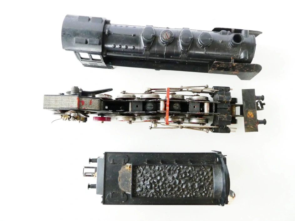 H0 PIKO Torzo parní lokomotivy BR 50 001 DR s tendrem NA NÁHRADNÍ DÍLY