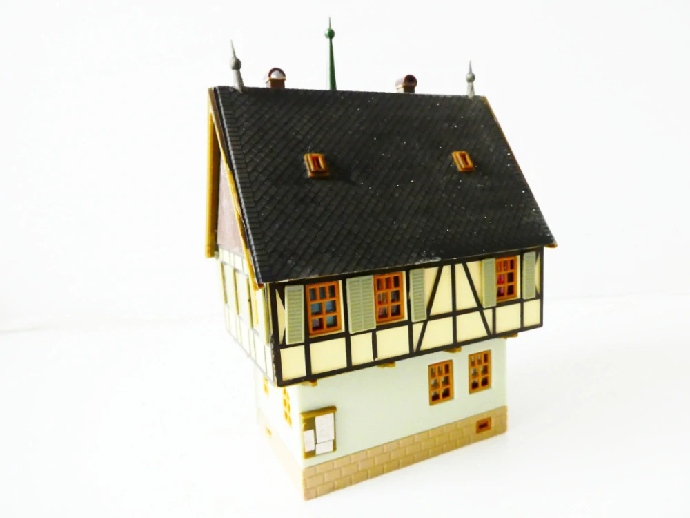 TT/H0 Městský patrový dům hrázděný dům s věží s hodinami - radnice