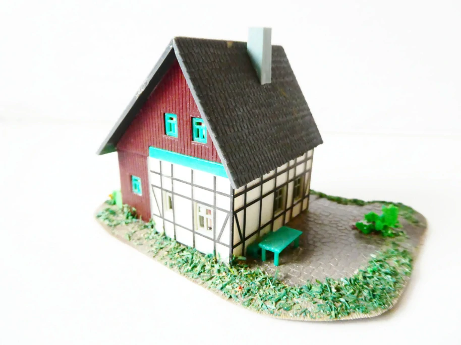 N Hrázděný rodinný dům s dlážděnou základnou