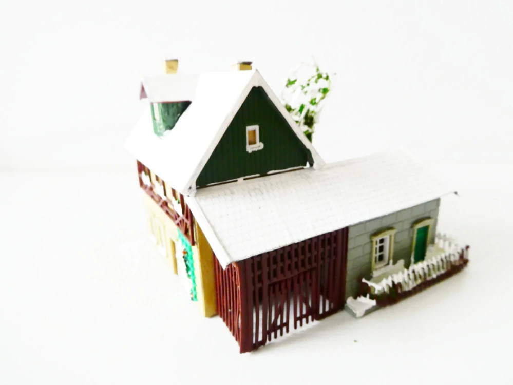 TT Hrázděný zasněžený dům s kůlnou, stromem a zahrádkou