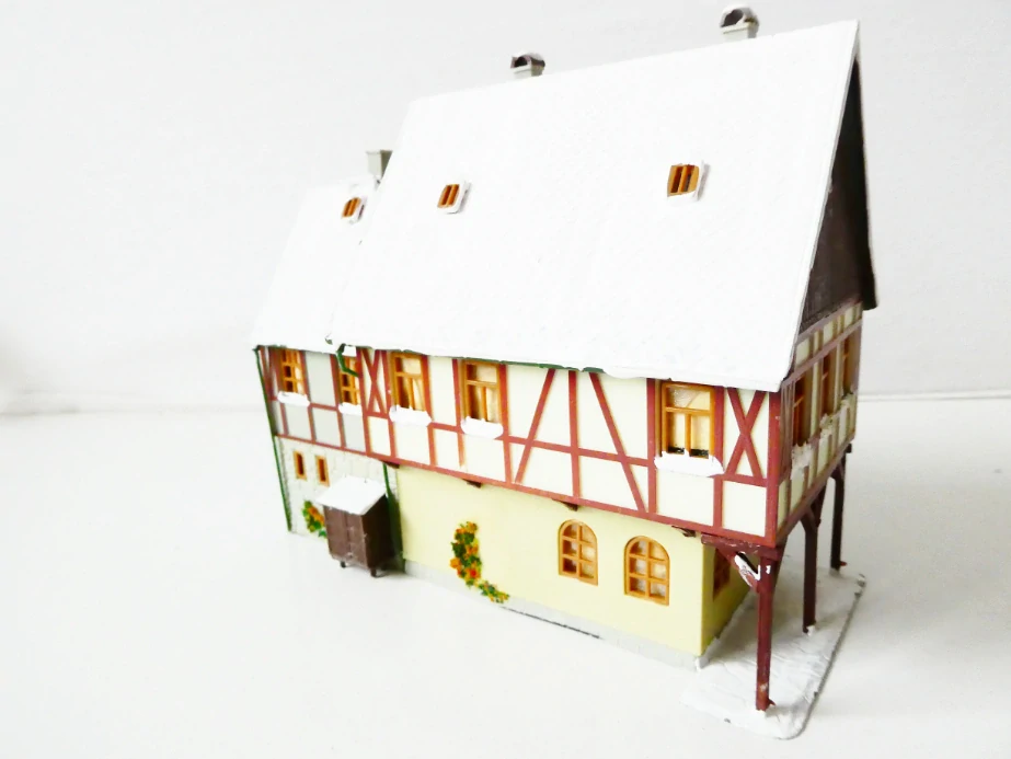 TT/H0 Městský hrázděný dům zasněžený