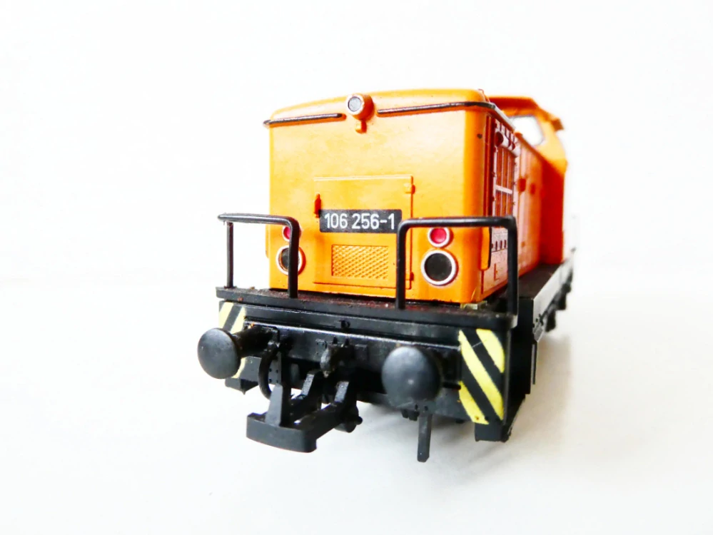 H0 PIKO Dieselová lokomotiva BR 106 256-1 DR TOP STAV