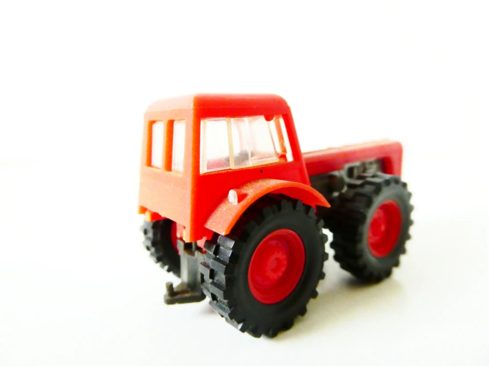 H0 VEB Berlinplast Traktor Dutra D4K 