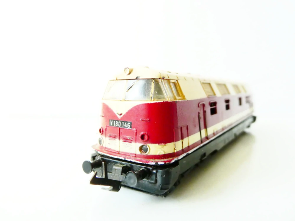 TT ZEUKE Dieselová lokomotiva V 180 146 DR OSVĚTLENÁ - NA OPRAVU (svítí, nejede, jen vrčí)