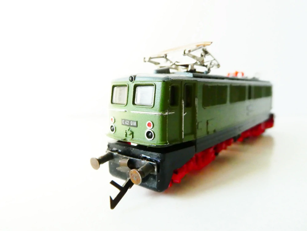 TT ZEUKE Elektrická lokomotiva E 42 018 DR OSVĚTLENÁ NA OPRAVU NEBO NÁHRADNÍ DÍLY