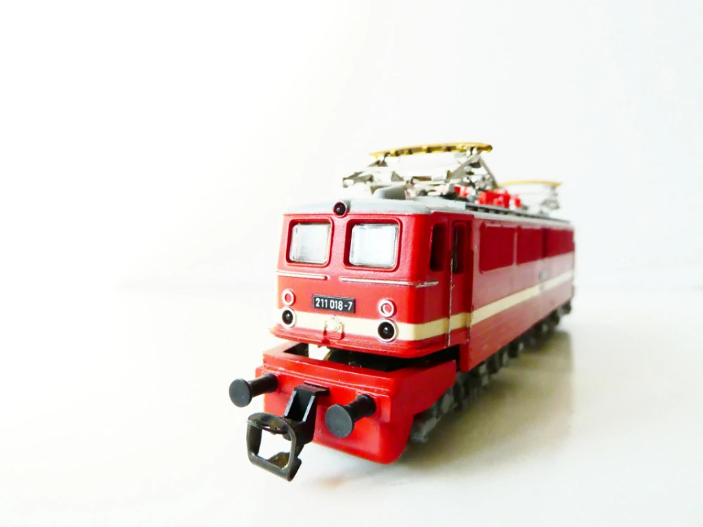 TT GÜTZOLD Elektrická lokomotiva BR 211 018 - 7 OSVĚTLENÁ PĚKNÝ STAV