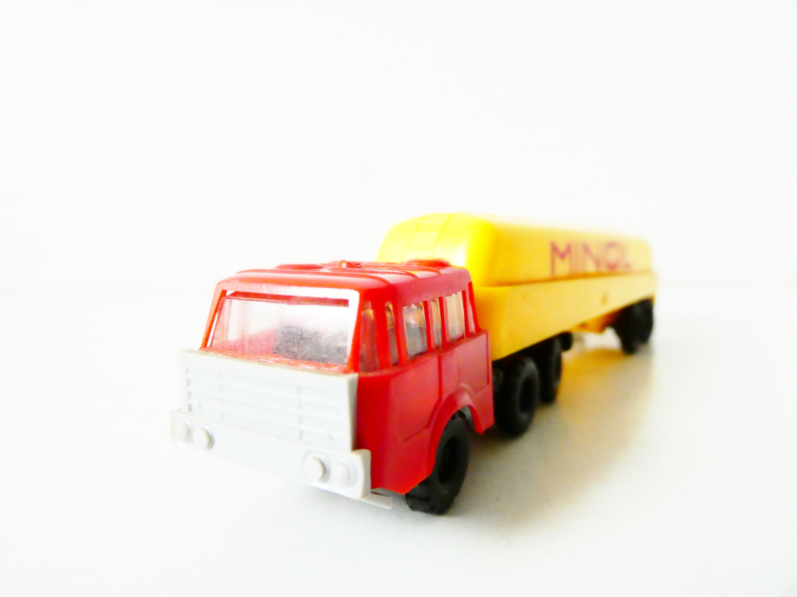 TT VEB Modell-Konstrukt Nákladní automobil TATRA 813 66 s cisternou MINOL PĚKNÝ STAV