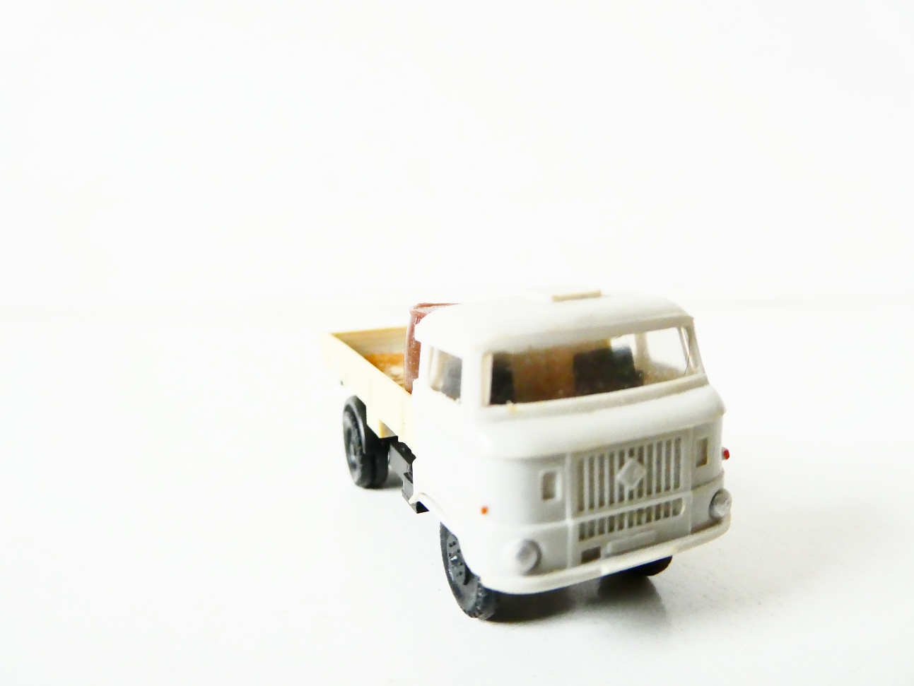 TT VEB Berlinplast Nákladní automobil IFA W50 valník s nákladem sudů